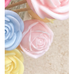 Fondant parfumé sur tige : Rose ( petite en bouton )